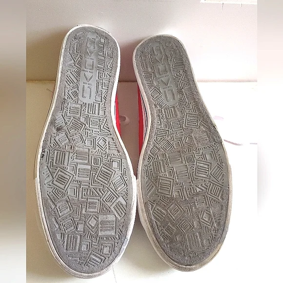 SKiCKS UW University of Wisconsin Badgers Women’s Low Top Sneakers Tennis Shoes - Picture 5 of 6